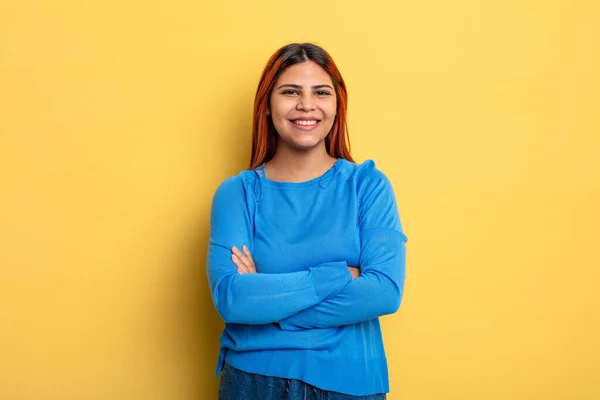 Joven Mujer Hispana Que Parece Una Triunfadora Feliz Orgullosa Satisfecha — Foto de Stock