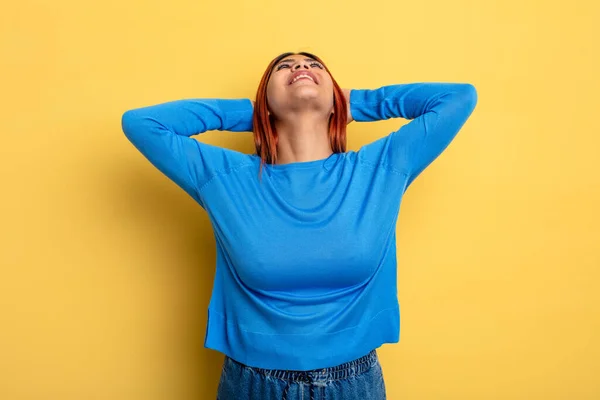 Joven Mujer Hispana Sonriendo Sintiéndose Relajada Satisfecha Despreocupada Riendo Positivamente — Foto de Stock