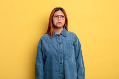 Genç İspanyol kadın üzgün ve stresli. Kötü bir sürpriz yüzünden üzgün. Olumsuz ve endişeli bir bakışla.