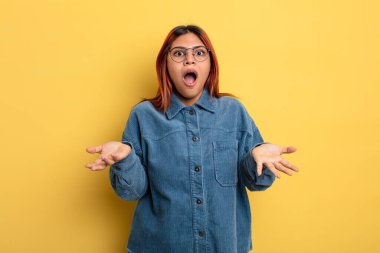 Genç İspanyol kadın aşırı derecede şaşırmış, şaşırmış, endişeli ve paniklemiş, stresli ve dehşete kapılmış görünüyor.