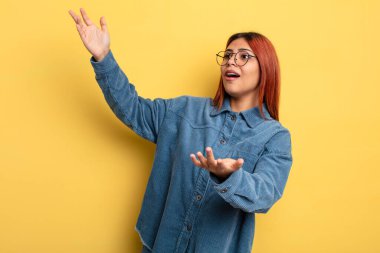 Genç İspanyol kadın opera yapıyor ya da konserde şarkı söylüyor. Romantik, sanatsal ve tutkulu.