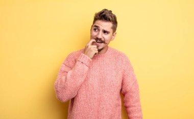 Şaşırmış, gergin, endişeli ya da korkmuş bakışları olan genç yakışıklı bir adam fotokopi alanına bakıyor. Garip bıyık konsepti