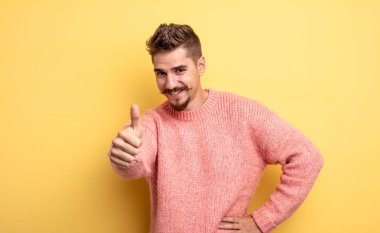 Genç yakışıklı, gururlu, tasasız, kendine güvenen ve mutlu, olumlu gülümseyen bir adam. Garip bıyık konsepti