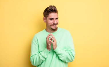 Genç yakışıklı bir adam kötü bir plan yaparken ya da bir numara düşünürken gururlu, yaramaz ve kibirli hissediyor. Garip bıyık konsepti