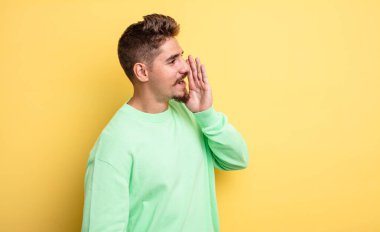 Genç yakışıklı bir adam profili, mutlu ve heyecanlı görünüyor, bağırıyor ve bir yandan da fotokopi için arıyor. Garip bıyık konsepti