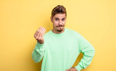 Genç yakışıklı adam sana borcunu ödemeni söyleyerek kapiş ya da para hareketi yapıyor! Garip bıyık konsepti