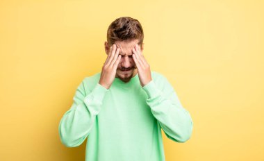 Genç ve yakışıklı bir adam stresli ve hayal kırıklığına uğramış görünüyor. Baskı altında çalışıyor ve sorunları var. Garip bıyık konsepti