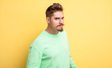 Şapşal, çılgın, şaşırmış, yanakları şişen, doldurulmuş, şişman ve yemekle dolu genç yakışıklı bir adam. Garip bıyık konsepti