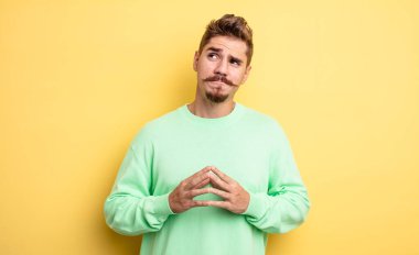 Genç yakışıklı adam entrikalar ve komplolar kuruyor, sinsi hileler ve hileler düşünüyor, kurnazlık ve ihanet. Garip bıyık konsepti