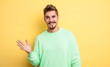 Genç yakışıklı bir adam mutlu, şaşırmış ve neşeli, olumlu bir tavırla gülümseyen, bir çözüm ya da fikir gerçekleştiren. Garip bıyık konsepti