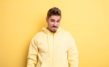 Genç, yakışıklı, şapşal ve komik görünüşlü, şaşı bakışlı, şakacı ve şakacı bir adam. Garip bıyık konsepti