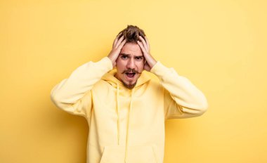 Genç yakışıklı adam, el ele tutuşuyor, ağzı açık, son derece şanslı, şaşırmış, heyecanlı ve mutlu hissediyor. Garip bıyık konsepti