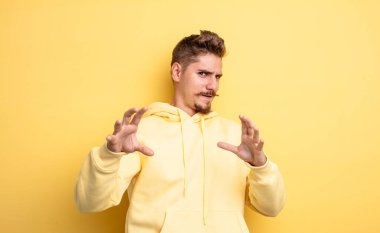 Dehşete kapılmış genç yakışıklı bir adam korku ve panik içinde geri çekiliyor ve bir kabusa tepki veriyor. Garip bıyık konsepti