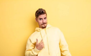 Kafası karışmış, kafası karışmış ve kendine güveni olmayan genç yakışıklı bir adam kim olduğunu merak ediyor ve bana mı soruyor? Garip bıyık konsepti