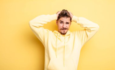 Genç yakışıklı adam hayal kırıklığına uğramış ve sıkılmış, başarısızlıktan bıkmış, sıkıcı işlerden bıkmış. Garip bıyık konsepti