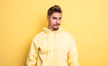 Genç yakışıklı adam üzgün ve stresli. Kötü bir sürpriz yüzünden üzgün. Olumsuz ve endişeli bir bakışla. Garip bıyık konsepti