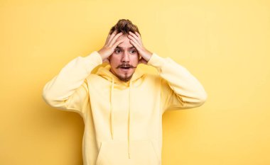 Dehşete kapılmış ve şok olmuş hisseden genç yakışıklı bir adam, bir hata yüzünden el ele tutuşuyor ve panikliyor. Garip bıyık konsepti