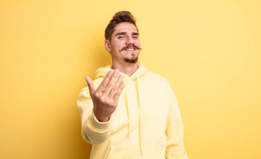 Genç yakışıklı adam kendini mutlu, başarılı ve kendinden emin hissediyor. Meydan okumayla yüzleşip 