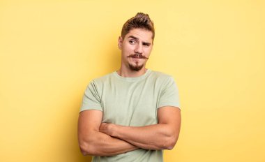 Genç yakışıklı bir adam şüphe ediyor ya da düşünüyor, dudağını ısırıyor ve kendine güveni yok ve gergin hissediyor, bir yandan da uzayı taklit etmeye çalışıyor. Garip bıyık konsepti