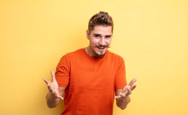 Genç yakışıklı adam kendini mutlu, şaşkın, şanslı ve şaşırmış hissediyor. - İnanılmaz. Garip bıyık konsepti