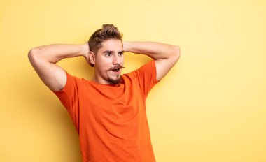 Genç ve yakışıklı bir adam, korkunç bir hata yüzünden dehşete düşmüş ve şok olmuş görünüyor, el ele tutuşuyor. Garip bıyık konsepti