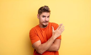 Genç ve yakışıklı bir adam kafası karışık ve cahil, şüpheli bir açıklama ya da düşünceyi merak ediyor. Garip bıyık konsepti