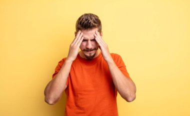 Genç ve yakışıklı bir adam stresli ve hayal kırıklığına uğramış görünüyor. Baskı altında çalışıyor ve sorunları var. Garip bıyık konsepti