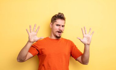 Genç yakışıklı adam sersemlemiş ve korkmuş hissediyor. Korkutucu bir şeyden korkuyor. Elleri açık ve uzak dur diyor. Garip bıyık konsepti