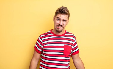 Genç yakışıklı adam kendini cahil, kafası karışık ve hangi seçeneği seçeceği konusunda kararsız hissediyor. Sorunu çözmeye çalışıyor. Garip bıyık konsepti