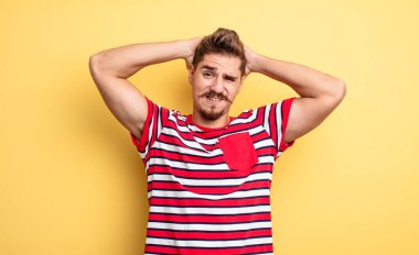 Genç yakışıklı adam hayal kırıklığına uğramış ve sıkılmış, başarısızlıktan bıkmış, sıkıcı işlerden bıkmış. Garip bıyık konsepti