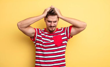 Genç ve yakışıklı bir adam stresli ve hayal kırıklığına uğramış hissediyor. Eli kolu bağlı, yorgun, mutsuz ve migren ağrısı çekiyor. Garip bıyık konsepti