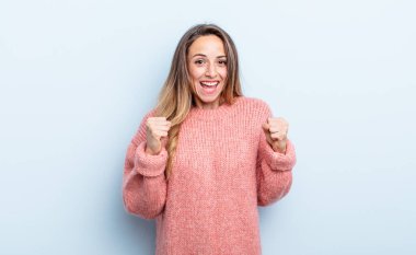 Kafkasyalı bir kadın şoke olmuş, heyecanlı ve mutlu, gülüyor ve başarıyı kutluyor.!