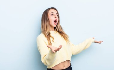 Güzel beyaz bir kadın opera icra ediyor ya da konserde şarkı söylüyor, romantik, sanatsal ve tutkulu hissediyor.