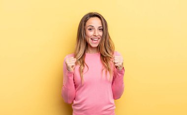 Kafkasyalı bir kadın şoke olmuş, heyecanlı ve mutlu, gülüyor ve başarıyı kutluyor.!