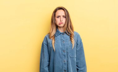 pretty caucasian woman feeling clueless, confused and uncertain about which option to pick, trying to solve the problem