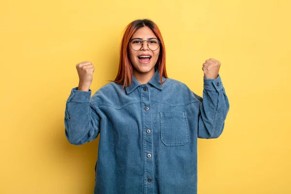 Ung Latinamerikansk Kvinna Känner Sig Glad Positiv Och Framgångsrik Firar — Stockfoto