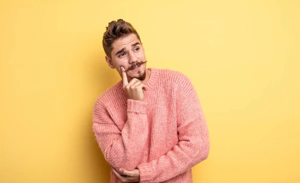 Ein Junger Gutaussehender Mann Lächelt Glücklich Und Träumt Oder Zweifelt — Stockfoto