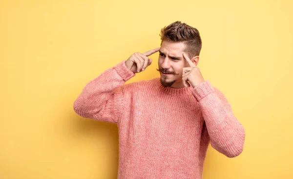 Jovem Homem Bonito Sentindo Confuso Duvidoso Concentrando Uma Ideia Pensando — Fotografia de Stock