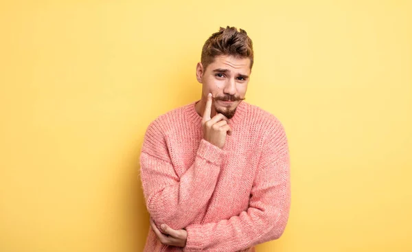 Joven Guapo Hombre Mirando Feliz Sonriendo Con Mano Barbilla Preguntándose —  Fotos de Stock