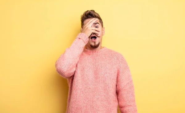 Joven Hombre Guapo Que Parece Sorprendido Asustado Aterrorizado Cubriendo Cara — Foto de Stock