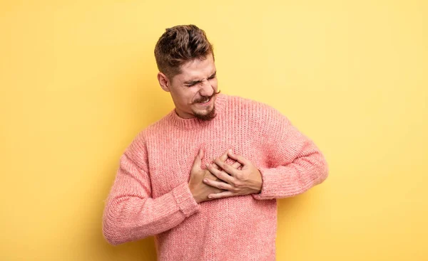 Jonge Knappe Man Ziet Verdrietig Gekwetst Gebroken Uit Houdt Beide — Stockfoto