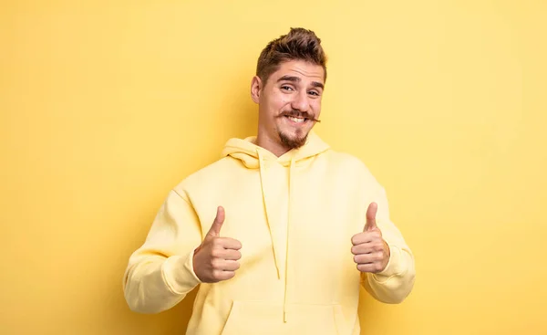 Mladý Pohledný Muž Usmívající Široce Šťastný Pozitivní Sebevědomý Úspěšný Oběma — Stock fotografie