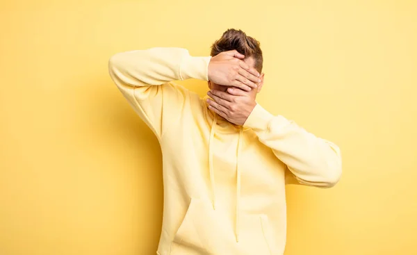 Joven Hombre Guapo Cubriendo Cara Con Ambas Manos Diciendo Cámara — Foto de Stock