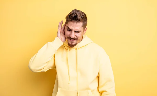 Joven Hombre Guapo Buscando Serio Curioso Escuchando Tratando Escuchar Una — Foto de Stock