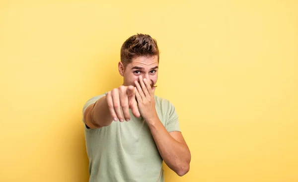 Jovem Bonito Homem Rindo Você Apontando Para Câmera Gozando Zombando — Fotografia de Stock