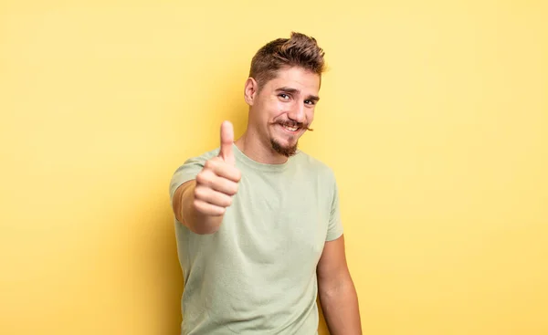 Jonge Knappe Man Die Zich Trots Zorgeloos Zelfverzekerd Gelukkig Voelt — Stockfoto