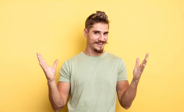 Junger Gutaussehender Mann Der Sich Glücklich Aufgeregt Überrascht Oder Schockiert — Stockfoto