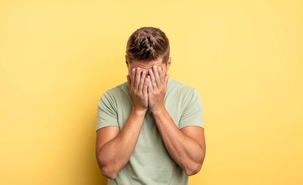 Junger Gutaussehender Mann Der Traurig Frustriert Nervös Und Deprimiert Ist — Stockfoto