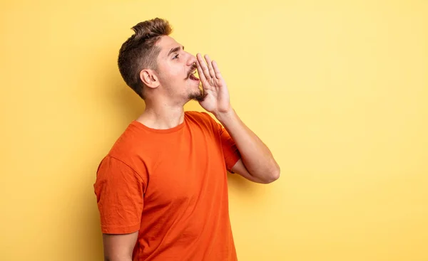 Jovem Bonito Homem Vista Perfil Olhando Feliz Animado Gritando Chamando — Fotografia de Stock