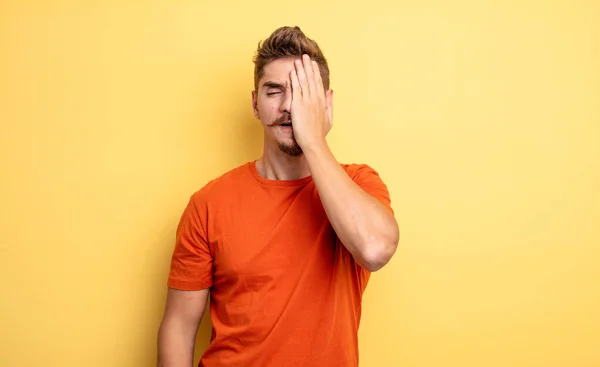 Joven Hombre Guapo Que Parece Somnoliento Aburrido Bostezando Con Dolor — Foto de Stock